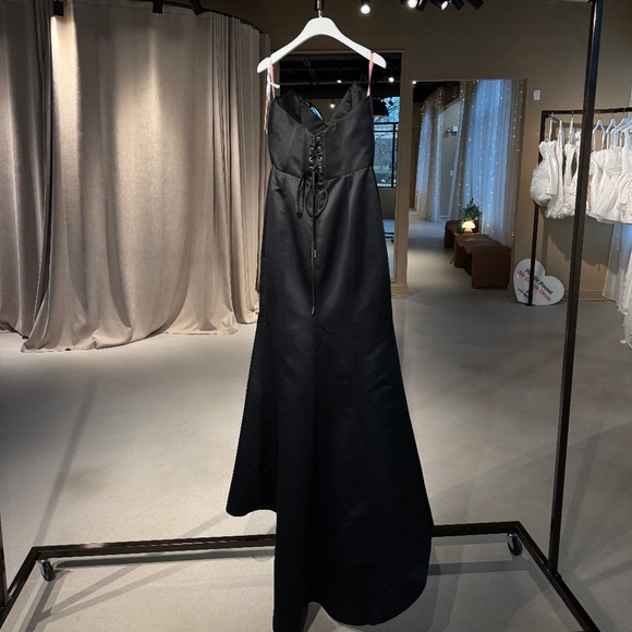 Milla Black Elegant strapless trumpet evening gown - Picture 4 of 6